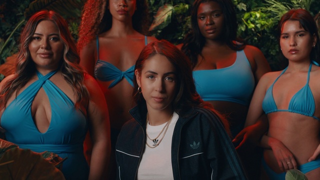 Video Reference: Clothing, Muscle, Green, Blue, Fashion, Social group, Community, Leisure, Chest, Fun