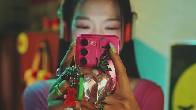 Video Reference: Happy, Eyewear, Audio equipment, Fun, Magenta, Gadget, Event, Nail, Personal protective equipment, Entertainment