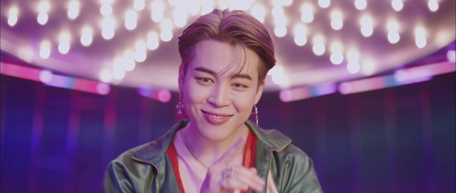 Video Reference: Lip, Smile, Microphone, Purple, Flash photography, Violet, Pink, Entertainment, Happy, Music