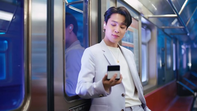 Video Reference: Shoulder, Blue, Dress shirt, Sleeve, Standing, Street fashion, Automotive design, Eyewear, Gadget, Public transport