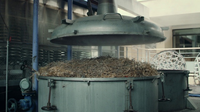 Video Reference: Pet supply, Bird, Gas, Bird supply, Metal, Machine, Aluminium, Steel, Cylinder, Roof