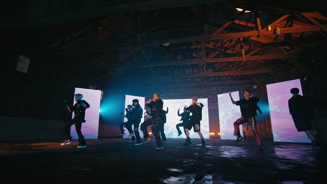 Video Reference: Entertainment, Performing arts, Leisure, Flash photography, Event, Stage, Electric blue, Performance art, Fun, Space