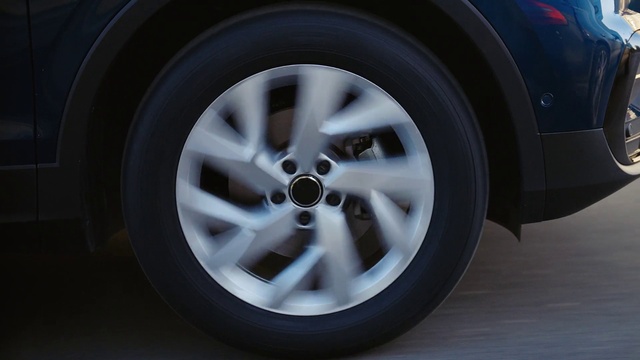 Video Reference: Tire, Wheel, Car, Vehicle, Automotive tire, Automotive design, Tread, Hubcap, Automotive lighting, Synthetic rubber