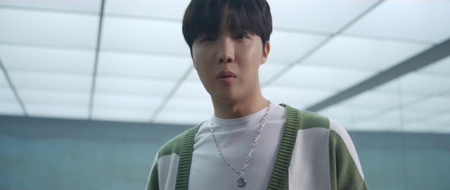 Video Reference: Joint, Shoulder, Neck, Fashion, Jaw, Sleeve, Street fashion, Black hair, Chest, Jewellery