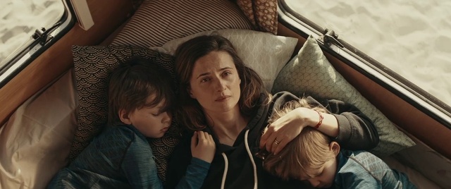 Video Reference: Hand, Mouth, Comfort, Human body, Flash photography, Gesture, Cool, Black hair, Tints and shades, Happy