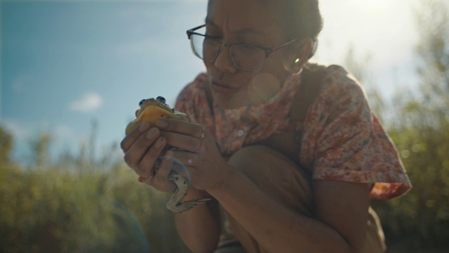 Video Reference: Glasses, Vision care, Sky, Gesture, Eyewear, Finger, Happy, Grass, Wood, Grassland
