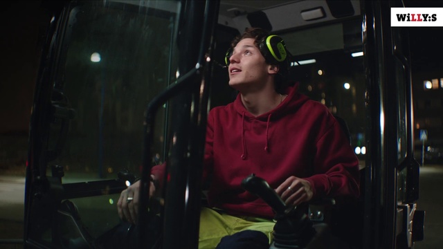 Video Reference: Microphone, Entertainment, Music artist, Music, Audio equipment, Musician, Fun, Event, Camera, Midnight