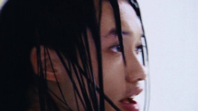 Video Reference: Nose, Cheek, Lip, Eyelash, Smile, Flash photography, Jaw, Layered hair, Bangs, Step cutting