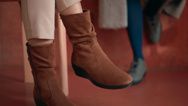 Video Reference: Shoe, Leg, Knee, Gesture, Wood, Flooring, Street fashion, Thigh, Calf, Foot