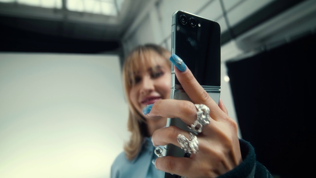 Video Reference: Hand, Smile, Mobile phone, Flash photography, Gesture, Finger, Communication Device, Eyelash, Body jewelry, Portable communications device