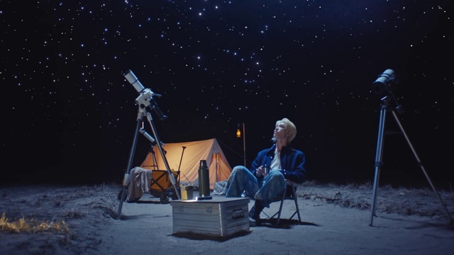 Video Reference: Tripod, Flash photography, Tent, Entertainment, Performing arts, Astronomical object, Space, Electric blue, Event, Science