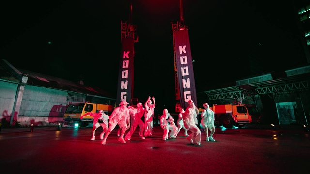 Video Reference: Entertainment, Electricity, Performing arts, Fun, Magenta, Event, Performance art, Dance, Stage, Midnight