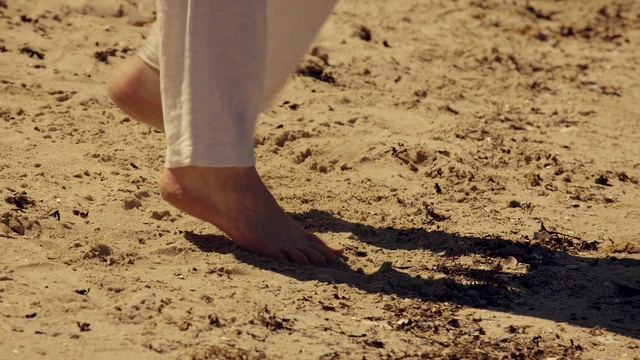 Video Reference: People in nature, Wood, Body of water, Calf, Knee, Beach, Thigh, Human leg, Barefoot, Nail