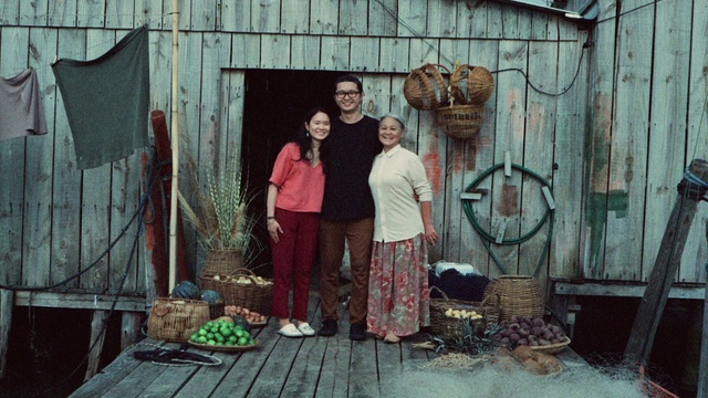 Video Reference: Smile, Green, Plant, Wood, Standing, Door, House, People, Tints and shades, Sunglasses