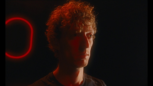 Video Reference: Flash photography, Jaw, Entertainment, T-shirt, Event, Performing arts, Darkness, Singer, Flesh, Room