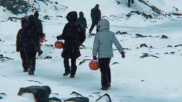 Video Reference: Snow, Natural environment, Mountain, Freezing, Luggage and bags, Ice cap, Slope, Glacial landform, Bag, Geological phenomenon