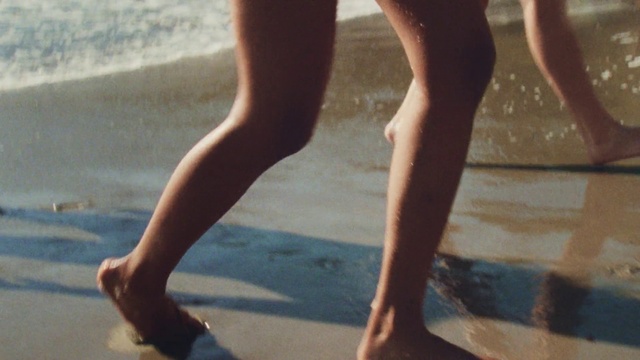 Video Reference: Joint, Leg, People in nature, Thigh, Calf, Sunlight, Knee, Body of water, Wood, Barefoot