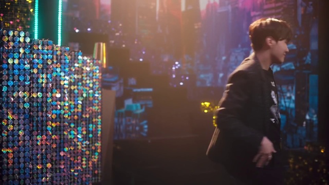 Video Reference: Light, Purple, Music, Entertainment, Concert, Performing arts, Music artist, Artist, Musician, Performance art