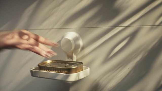 Video Reference: Gesture, Automotive design, Finger, Audio equipment, Gas, Automotive lighting, Metal, Wrist, Gadget, Nickel