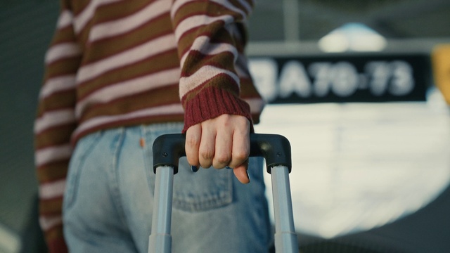Video Reference: Jeans, Hand, Arm, Sleeve, Gesture, Finger, Wood, Wrist, Sportswear, Thumb