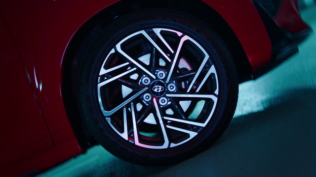 Video Reference: Tire, Wheel, Car, Vehicle, Automotive lighting, Hood, Motor vehicle, Automotive tire, Synthetic rubber, Locking hubs