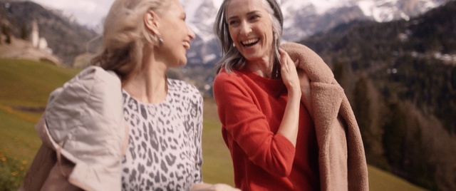 Video Reference: Smile, Outerwear, Facial expression, People in nature, Happy, Flash photography, Gesture, Leisure, Travel, Fun