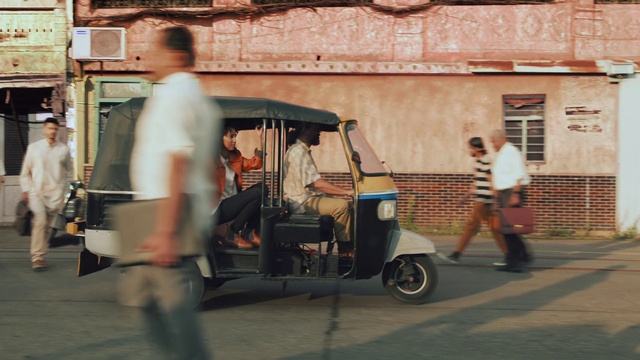 Video Reference: Tire, Wheel, Vehicle, Automotive tire, Road surface, Motor vehicle, Asphalt, Mode of transport, Automotive design, Rolling