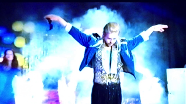 Video Reference: Musician, Purple, Entertainment, Artist, Sleeve, Gesture, Music artist, Concert, Music, Visual effect lighting