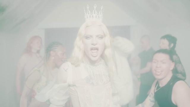 Video Reference: Eyebrow, Facial expression, Smile, Fashion, Happy, Gesture, Iris, Flash photography, Finger, Cool