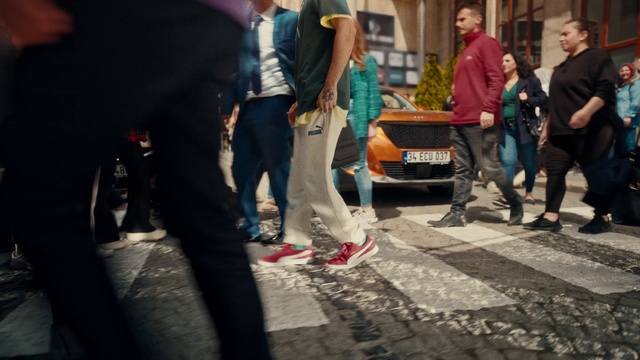 Video Reference: Tire, Trousers, Shoe, Wheel, Leg, Vehicle registration plate, Road surface, Street fashion, Asphalt, Automotive design