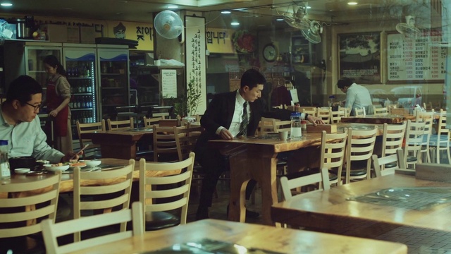 Video Reference: Table, Furniture, Chair, Barware, Customer, Clock, Drinking establishment, Event, Building, Tableware