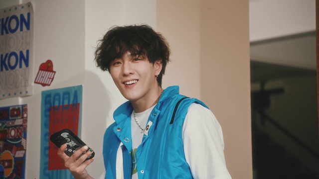 Video Reference: Smile, Microphone, Sleeve, Mobile phone, Audio equipment, Happy, Event, Electric blue, Gadget, T-shirt