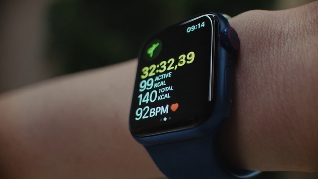 Video Reference: Watch, Communication Device, Clock, Finger, Portable communications device, Gadget, Font, Material property, Wrist, Electronic device