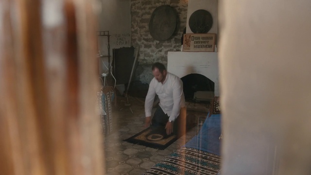 Video Reference: Wood, Flooring, Hardwood, Composite material, Room, House, Event, T-shirt, Concrete, Building