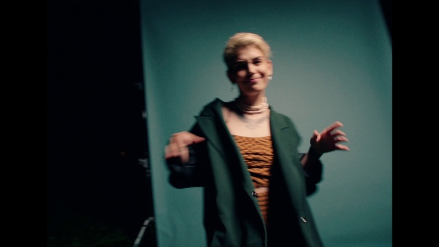 Video Reference: Gesture, Performing arts, Entertainment, Music, Music artist, Sign language, Event, Speech, Audio equipment, Fun