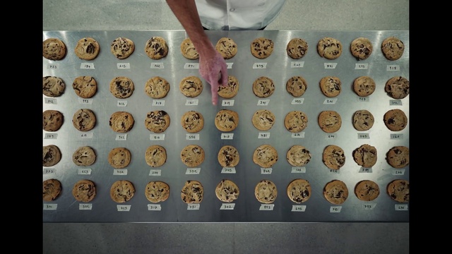 Video Reference: Gesture, Font, Circle, Jewellery, Pattern, Symmetry, Metal, Button, Fashion accessory, Games