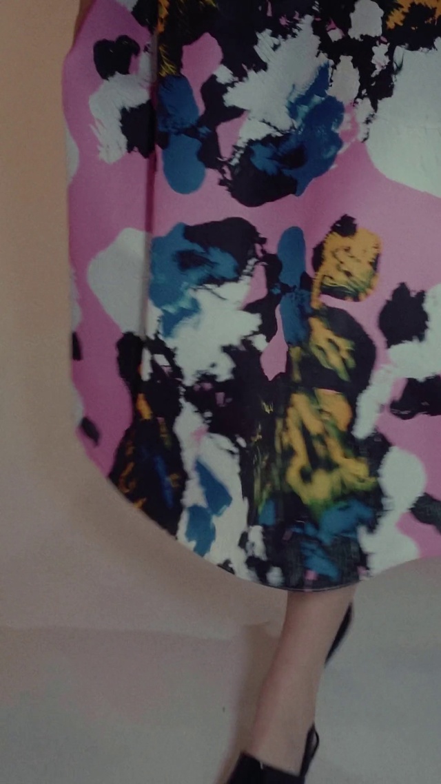 Video Reference: Camouflage, Outerwear, Military camouflage, Vertebrate, Sleeve, Purple, Gesture, Pink, Violet, Thigh