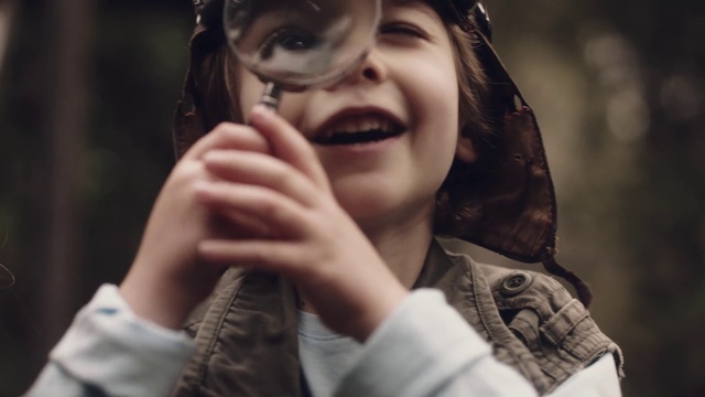 Video Reference: Nose, Smile, Lip, Hand, Outerwear, Eyebrow, Vision care, Flash photography, Happy, People in nature