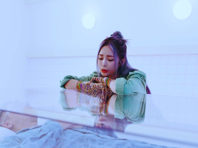 Video Reference: Flash photography, Sleeve, Happy, Fashion design, Leisure, Jewellery, Magenta, Electric blue, Human leg, Lens flare