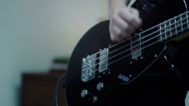 Video Reference: Musical instrument, Guitar, String instrument, String instrument, Musical instrument accessory, Musician, String instrument accessory, Guitar accessory, Plucked string instruments, Electronic instrument