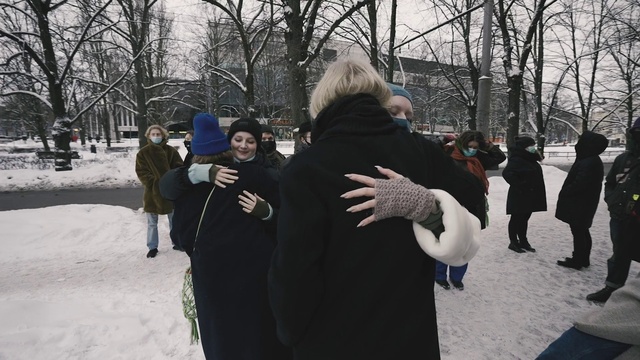 Video Reference: Snow, Tree, Coat, Gesture, Headgear, Jacket, Fur clothing, Freezing, Overcoat, Fun