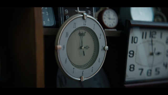 Video Reference: Watch, Alarm clock, Clock, Measuring instrument, Gauge, Font, Gas, Auto part, Circle, Number