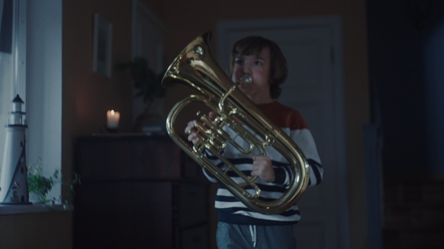 Video Reference: Musical instrument, Musician, Houseplant, Brass instrument, Wind instrument, Plant, Artist, Entertainment, Music artist, Music