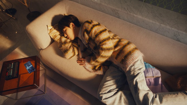 Video Reference: Comfort, Eyewear, Thigh, Knee, Elbow, Human leg, Room, Fur, Sitting, Flooring