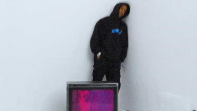Video Reference: Sleeve, Gesture, Grey, Gadget, Audio equipment, T-shirt, Electric blue, Television set, Magenta, Elbow