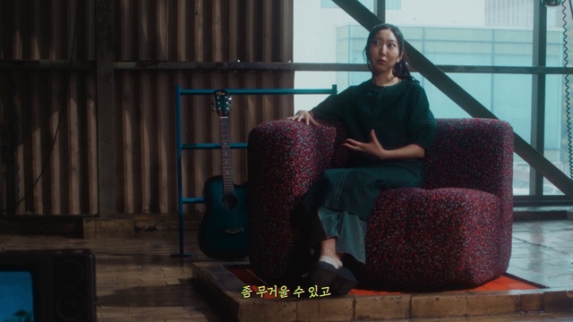 Video Reference: Comfort, Thigh, Chair, Knee, Human leg, Travel, Leisure, Sitting, Room, Fun