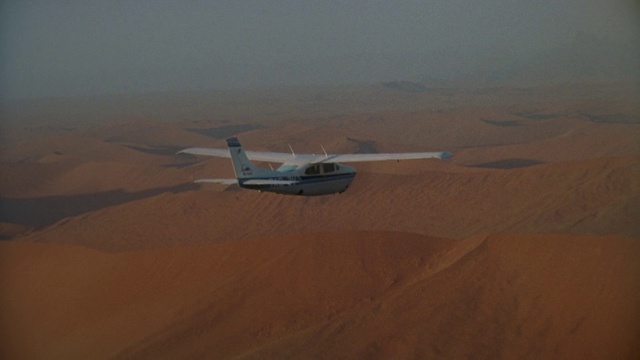 Video Reference: Sky, Aircraft, Aerospace manufacturer, Monoplane, Air travel, Flap, Aviation, Airplane, Landscape, Jet aircraft