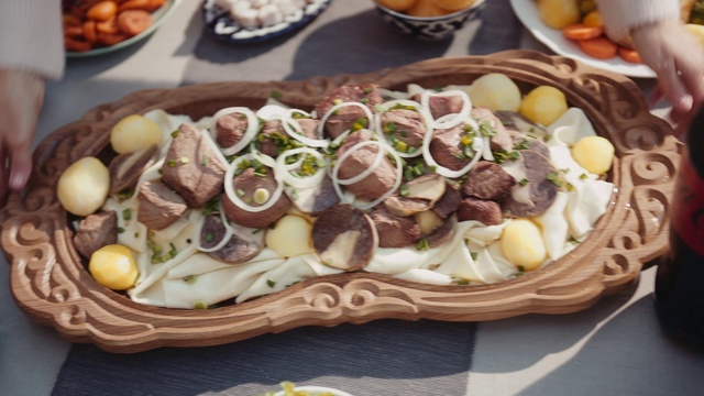 Video Reference: Food, Tableware, Ingredient, Recipe, Bistek, Cuisine, Dish, Plate, Baked goods, Vegetable