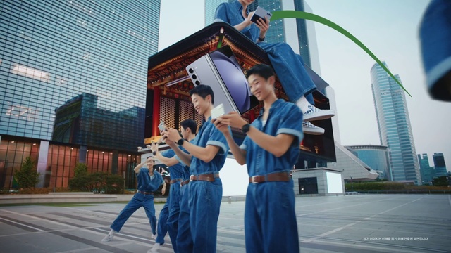 Video Reference: Building, Plant, Sky, Gesture, Entertainment, Leisure, Recreation, Electric blue, Travel, Fun