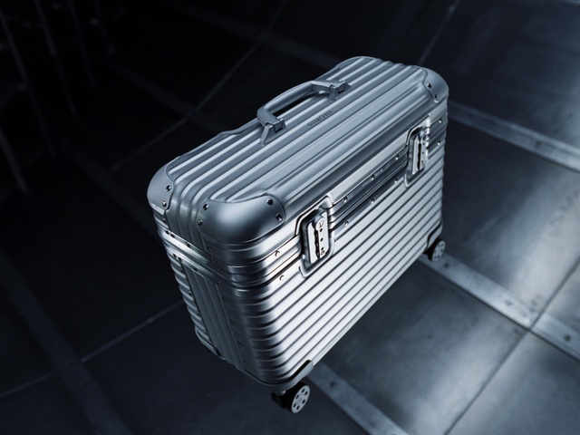 Video Reference: Rectangle, Gas, Gadget, Rolling, Automotive lighting, Automotive exterior, Automotive design, Machine, Auto part, Motor vehicle